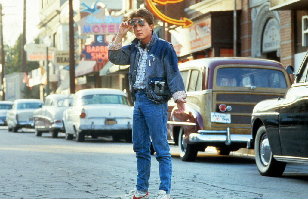 Passion of Arts: Marty McFly steht auf der Straße, hebt seine Sonnenbrille an und schaut ungläubig