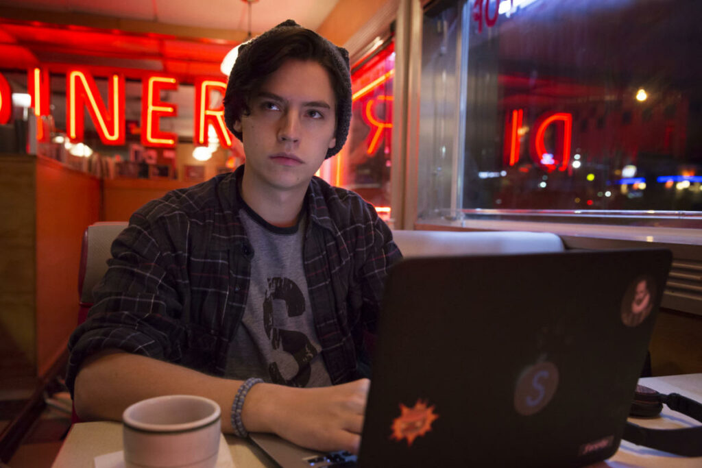 Passion of Arts: Jughead sitzt im Cafe und tippt auf seinem Laptop