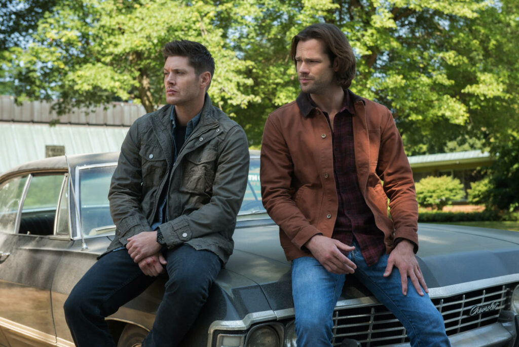 Passion of Arts: Sam und Dean sitzen auf der Motorhaube des Chevrolets