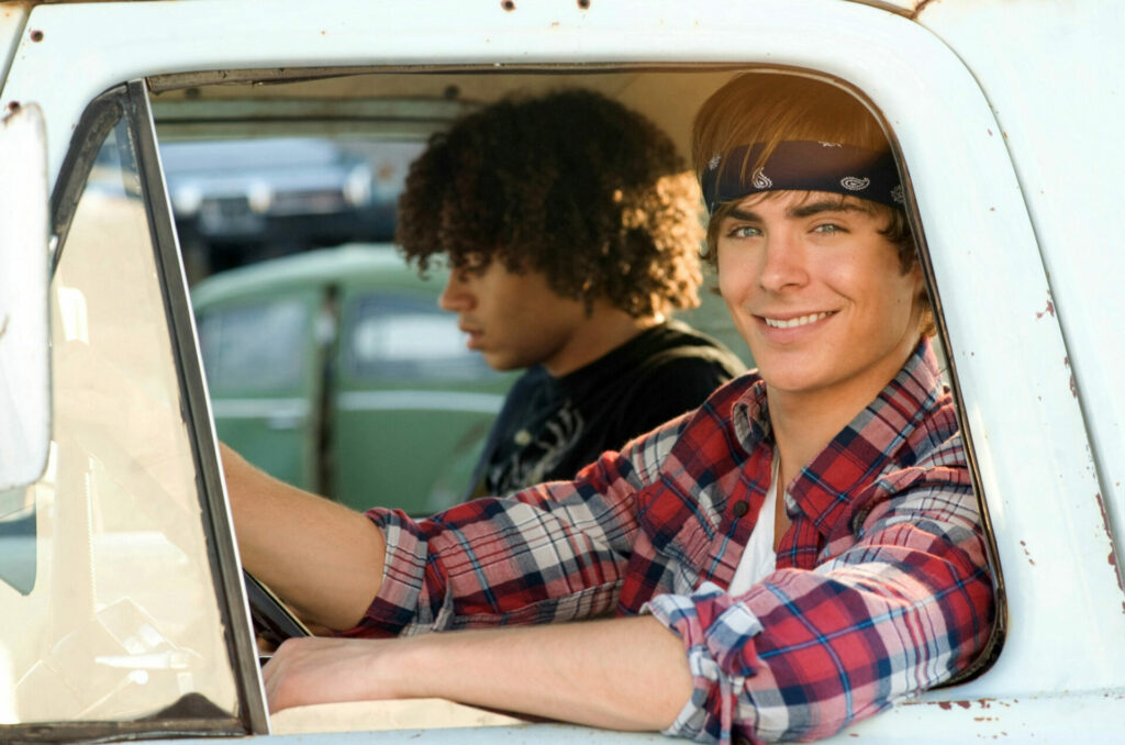 Passion of Arts Troy sitzt neben Chad im Auto und lächelt in die Kamera