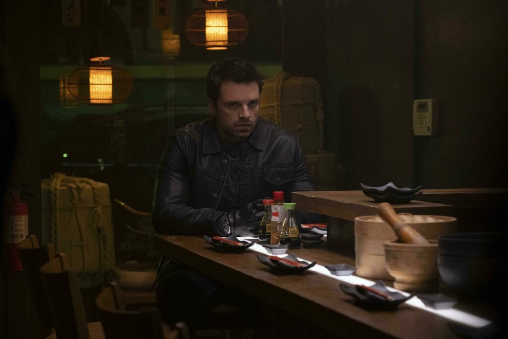 Passion of Arts: Bucky sitzt im Restaurant und schaut grimmig drein