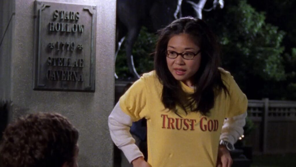 Passion of Arts: Lane trägt ein Shirt mit der Aufschrift "Trust God"
