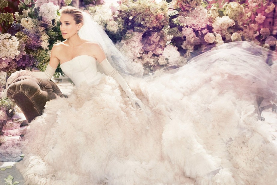 Passion of Arts: Carrie sitzt in einem ominösen Brautkleid auf einem Sofa und posiert