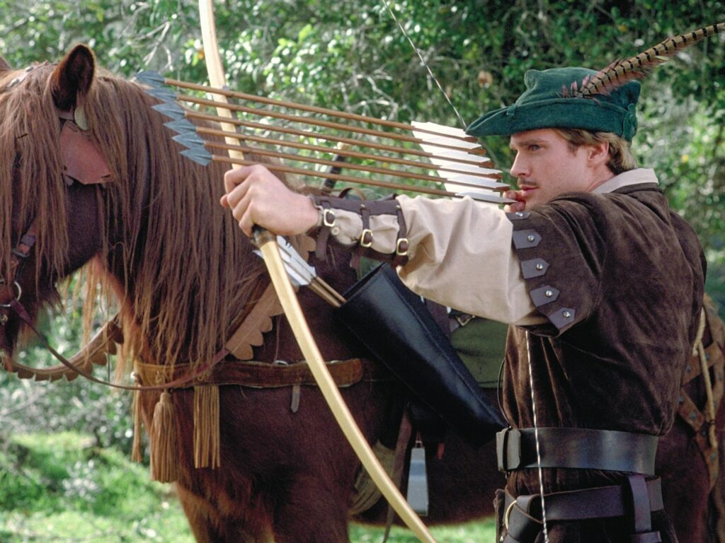 Passion of Arts: Robin steht neben seinem Pferd und zielt mit seinem Bogen mit 6 Pfeilen auf deine Zielscheibe