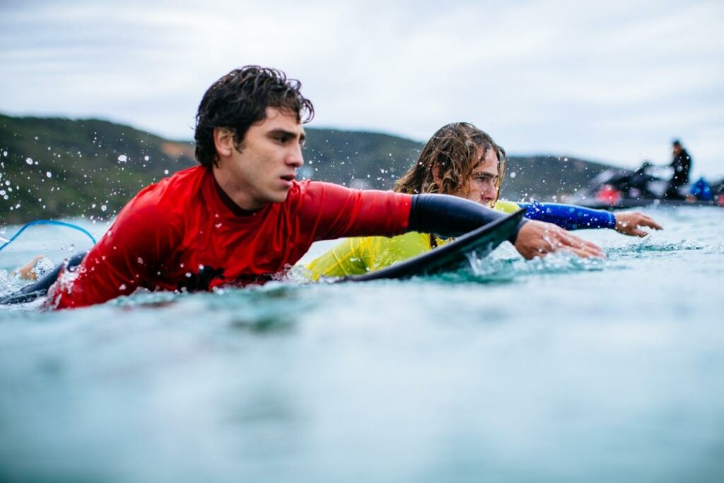 Passion of Arts: Ari und Marlon paddeln auf ihren Surfbrettern