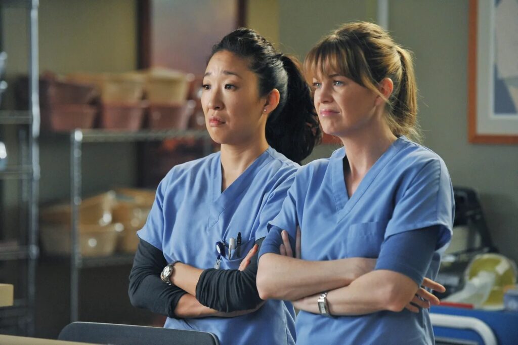 Passion of Arts: Cristina und Meredith stehen mit verschränkten Armen nebeneinander und schauen skeptisch
