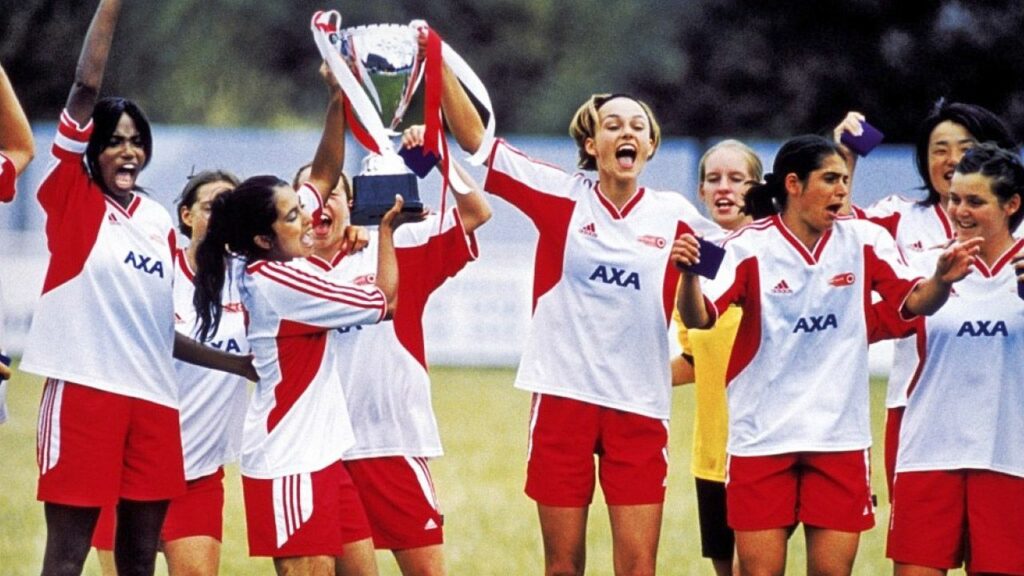 Passion of Arts: Die Mädchen der Fußballmannschaft halten den Pokal hoch und freuen sich, dass sie gewonnen haben