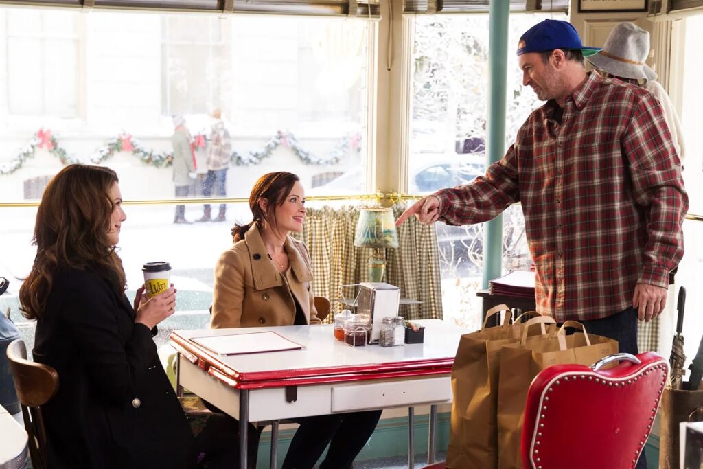 Passion of Arts: Luke spricht mit Rory und Lorelei hält einen Kaffeebecher mit der Aufschrift "Lukes" in der Hand