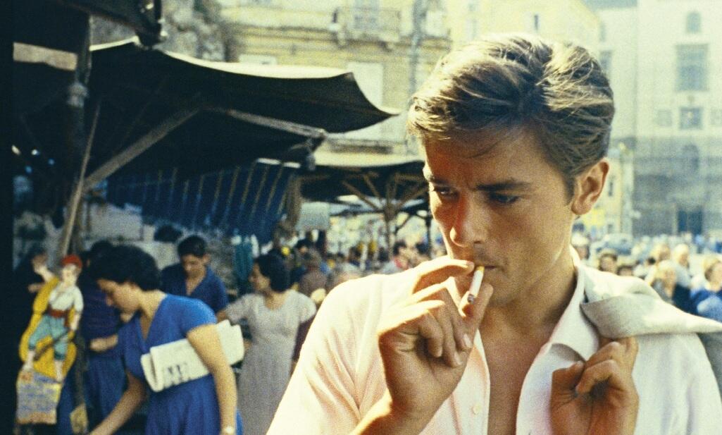 Passion of Arts: Tom schlendert durch den Markt und raucht dabei eine Zigarette