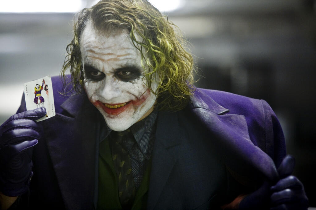 Passion of Arts: Der Joker grinst und hält eine Karte mit einem Joker in der Hand, Self Statements