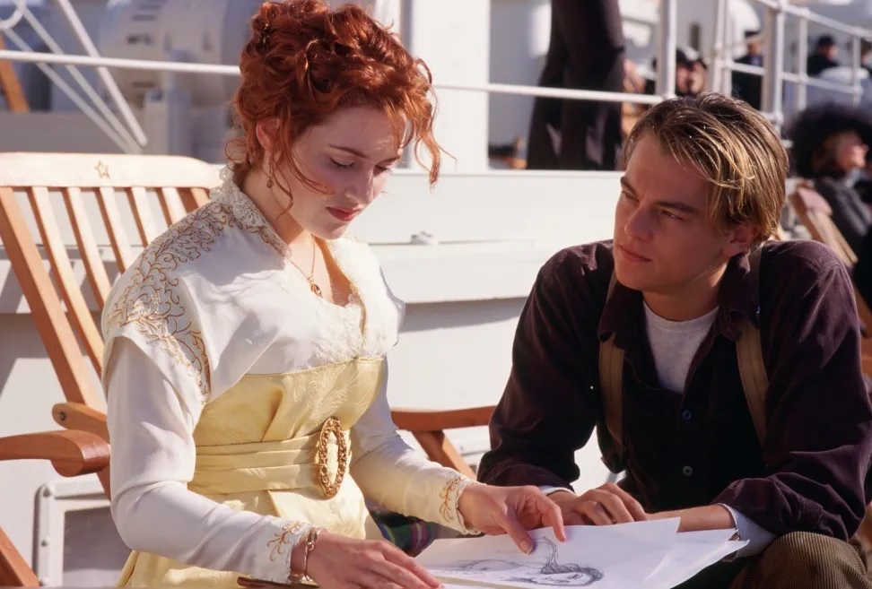 Passion of Arts: Jack und Rose sitzen am Deck der Titanic und Rose schaut sich Jacks Zeichnungen an