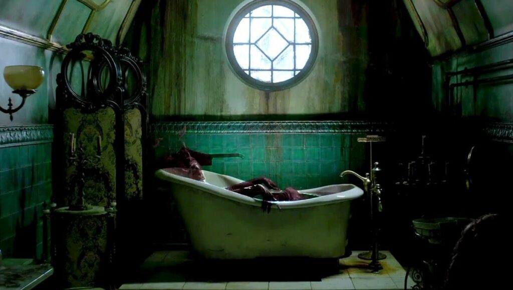 Passion of Arts: Crimson Peak. Eine tote Frau sitzt in der Badewanne