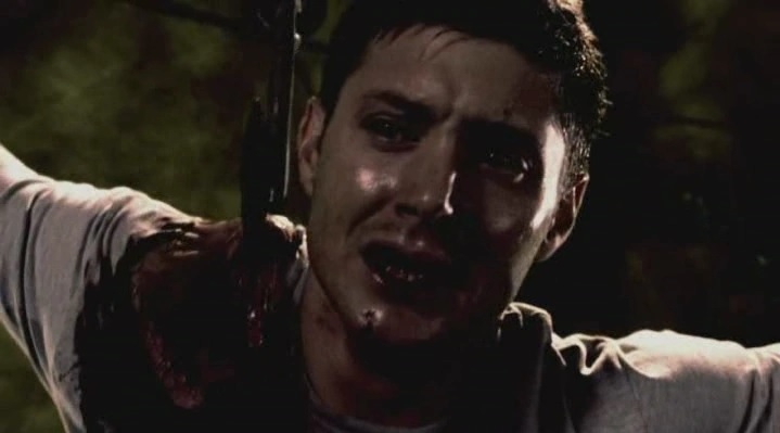Passion of Arts: Dean schaut verzweifelt aus und hängt an einem Fleischerhaken