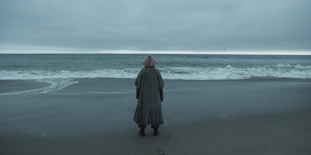 American Horror Story Red Tide: Karen steht am Meer und starrt in die Wellen
