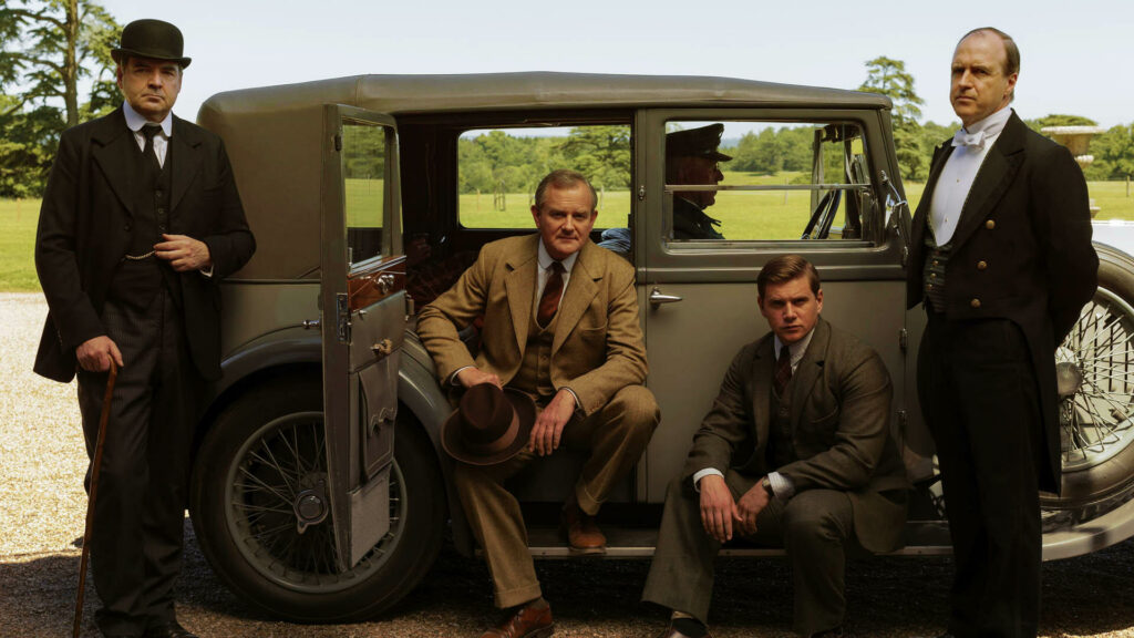 Passion of Arts Downton Abbey: Die Herren aus Downton Abbey sind vor einem noblen Auto positioniert