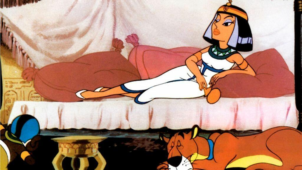 Passion of Arts, Asterix und Kleopatra, Kleopatra liegt auf einem Sofa. Vor ihr schläft ihr Panter