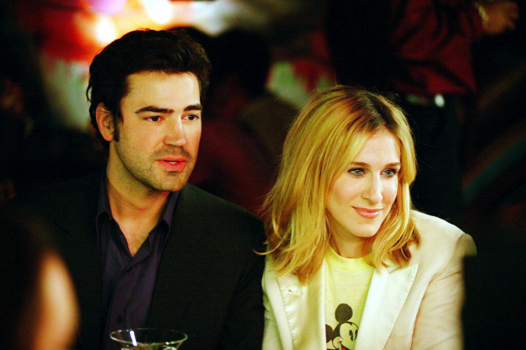 Jack Berger (Ron Livingston l.) und Carrie Bradshaw (Sarah Jessica Parker) sitzen nebeneinander