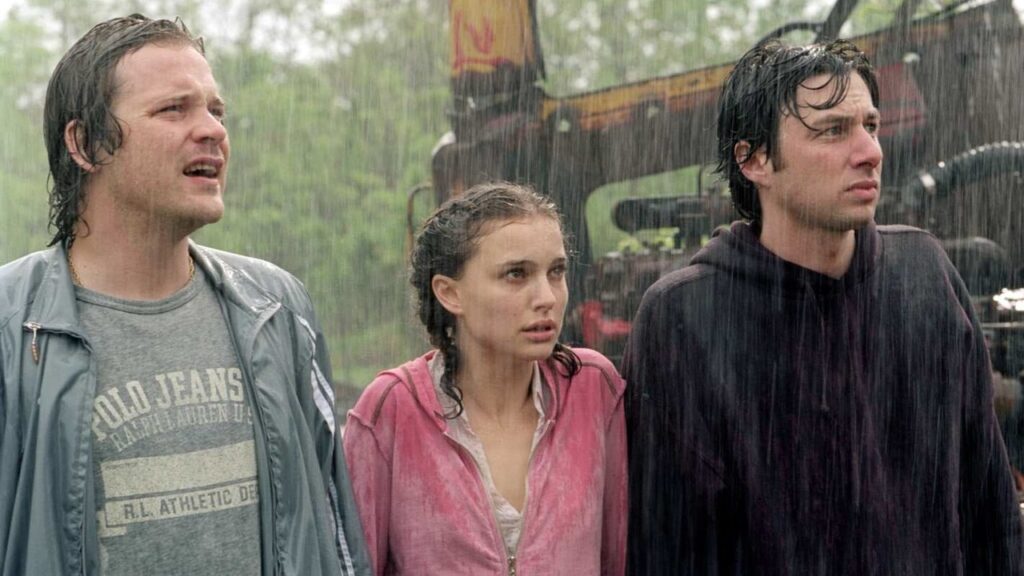 Film der Lieblingsregisseur*in: Auf dem Bild stehen von links Mark (Peter Sarsgaard), Sam (Natalie Portman) und Andrew (Zach Braff) nebeneinander im Regen. Sie schauen auf etwas in der Ferne