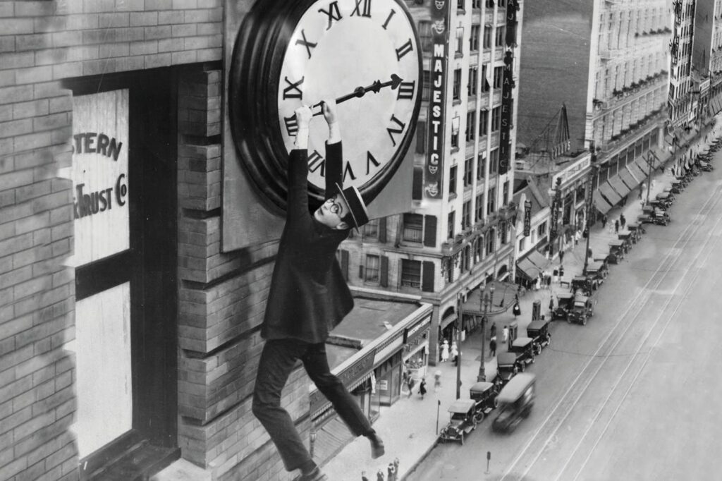 Stunts im Film: Harold Llyod hängt an dem Zeiger der Uhr