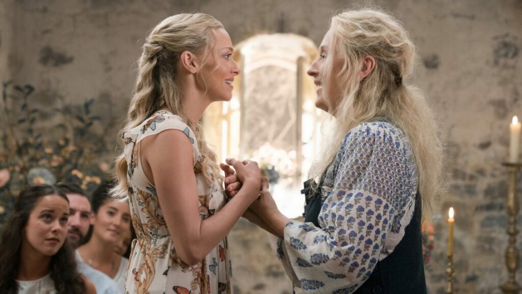 Die 5 besten sommerlichen Gebiete in Filmen: Donna und Sophie stehen sich gegenüber und halten sich an den Händen