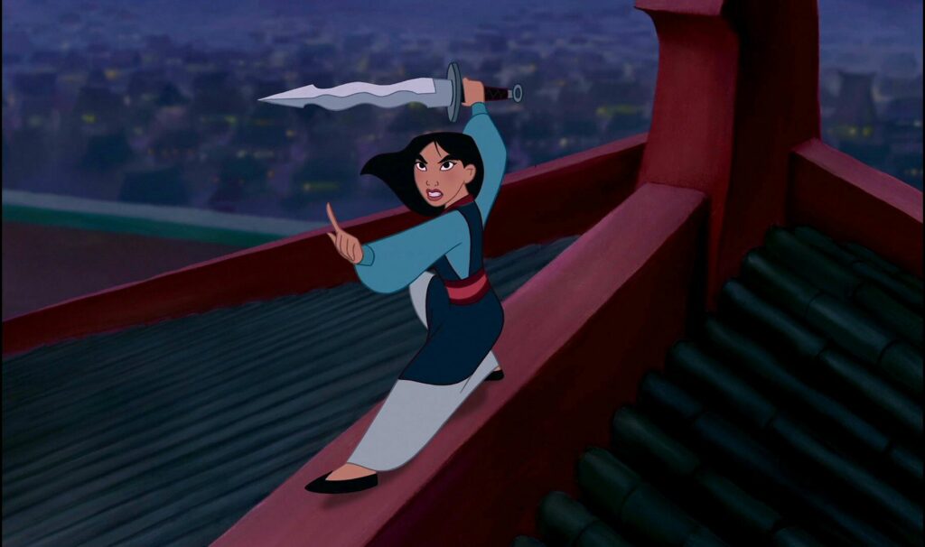 Welche ist deine liebste Zeichentrickfigur: Mulan steht auf einem Dach, hält über sich ein Schwert und hält mit der anderen Hand jemanden zurück