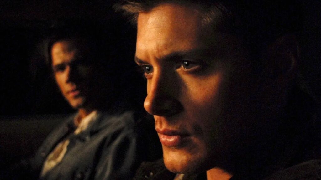 Serien mit übernatürlichen Elementen: Dean und Sam sitzen im Auto nebeneinander. Im Vordergrund ist Dean und Sam ist schemenhaft an seiner Seite zu erkennen