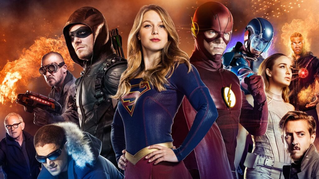 Au dem Bild sind die Held*innen des Arrowverse abgebildet. Vorne post Supergirl mit den Händen an den Hüften, stolz in die Kamera blickend. Neben ist ist Flash und auf der linken Seite von ihr Arrow.