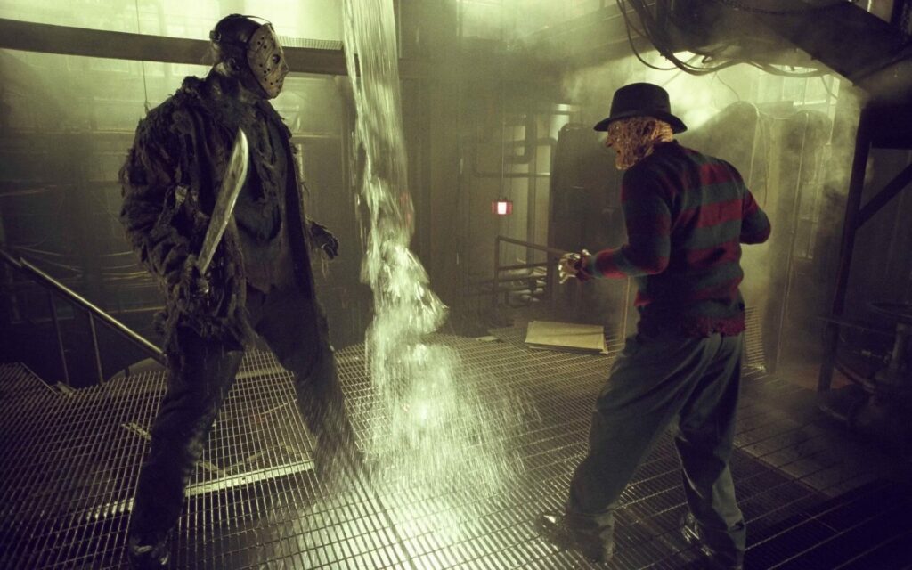 Crossover: Jason und Freddy stehen sich in einer Art Heizungskeller gegenüber, bereit zu kämpfen.
