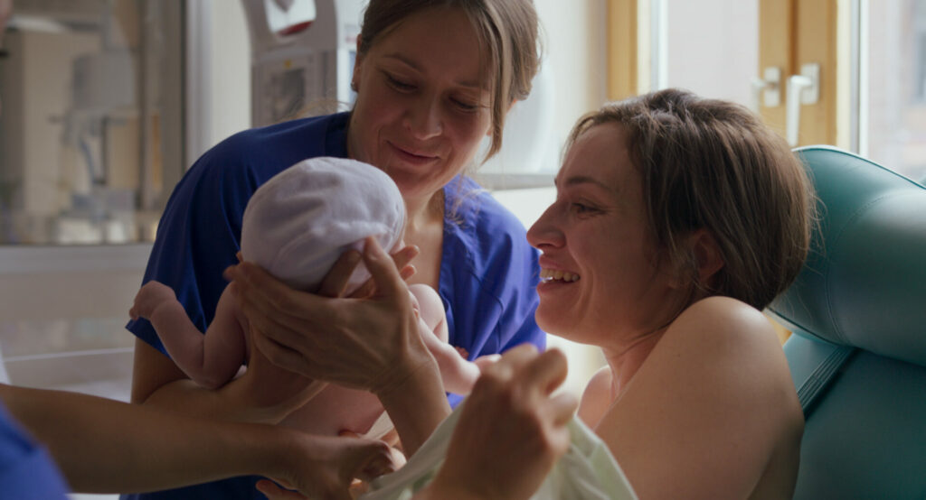 Deutscher und französischer Film: Eine Schwester gibt einer Mutter ihr Neugeborenes in den Arm