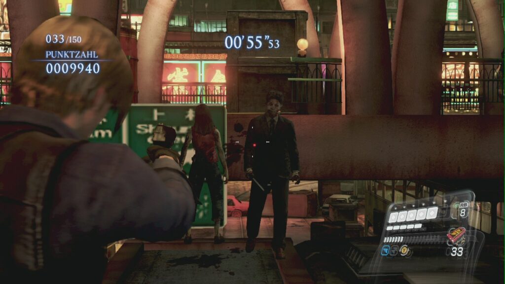 Fragen zu Brettspielen und Video Games: Auf dem Bild sieht man Leon, der links steht und mit seiner Waffe auf einen Zombie zielt. Er steht mit dem Rücken zu uns. Vor ihm steht ein Zombie im Anzug und mit dem Rücken zugewandt eine Zombiefrau im roten Shirt. Dahinter sind Bögen und Geländer, sowie leuchtende Reklametafeln zu sehen