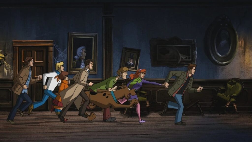 Crossover: Auf dem Bild ist eine Gruppe von jungen Menschen und einem Hund, die durch einen Gang laufen. Hinter ihnen stehen alte Möbel, hängen Spinnweben an den Wänden und alte Gemälde