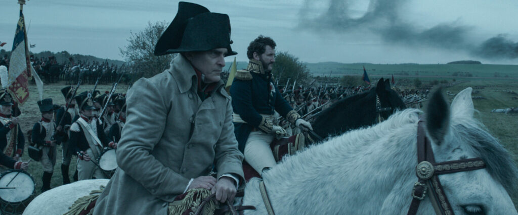 Napoleon: Auf dem Bild ist Napoleon auf seinem Pferd. Neben ihm sein erster Offizier und hinter ihnen stehen Soldaten bereit für die Schlacht