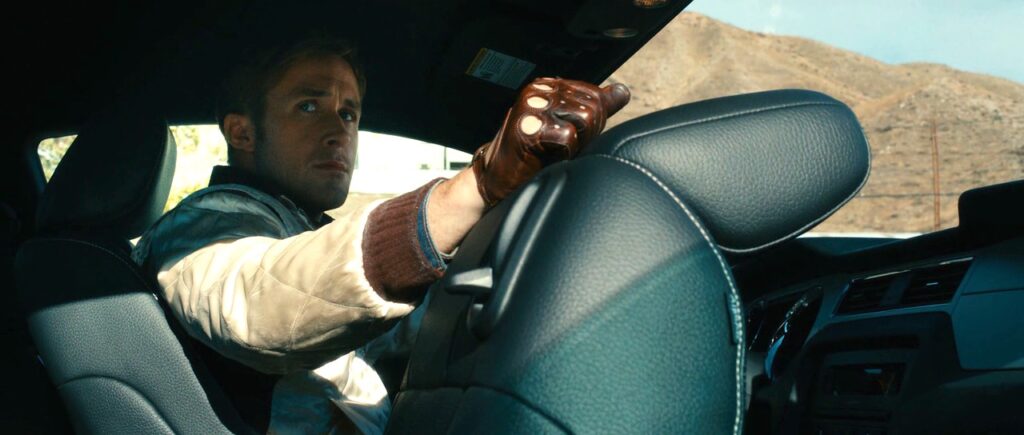 Fragen zu Buchverfilmungen: Auf dem Bild sitzt ein Mann im Auto. Er hat den Beifahrersitz nach vorne geklappt und hält seine Hand an der Lehne