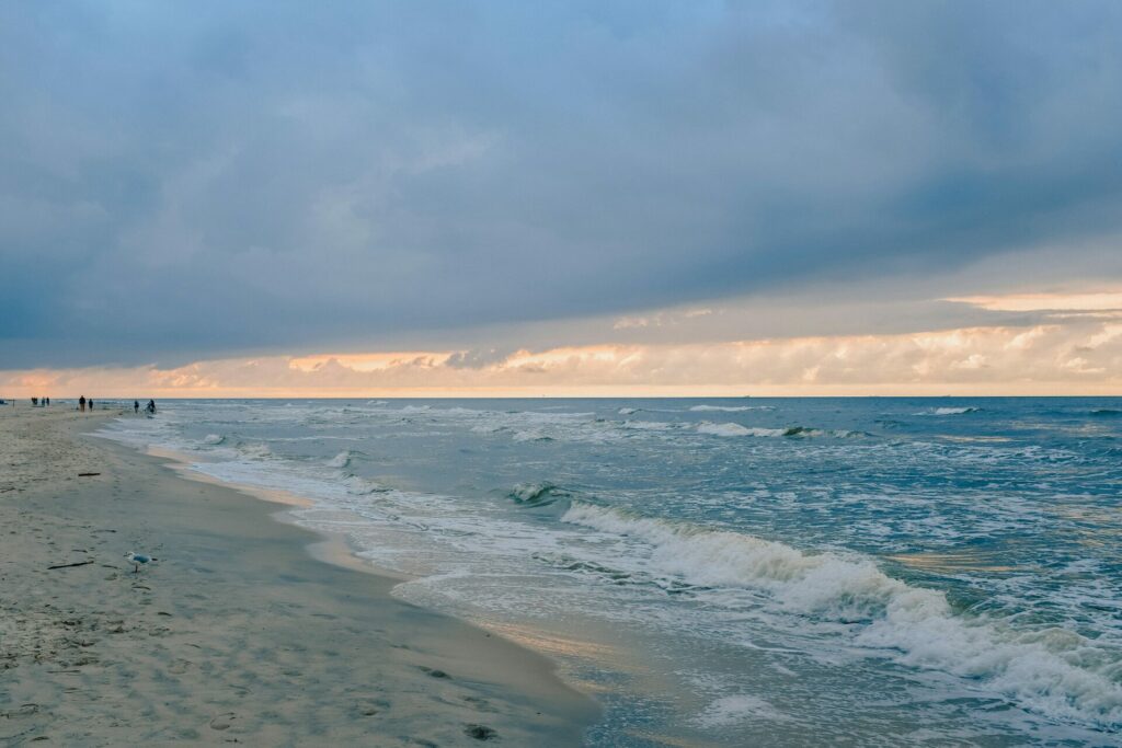 Fragen zu Reisen, Reiseziele und Reiseerfahrungen: Das Bild zeigt die Ostsee bei Sonnenuntergang.