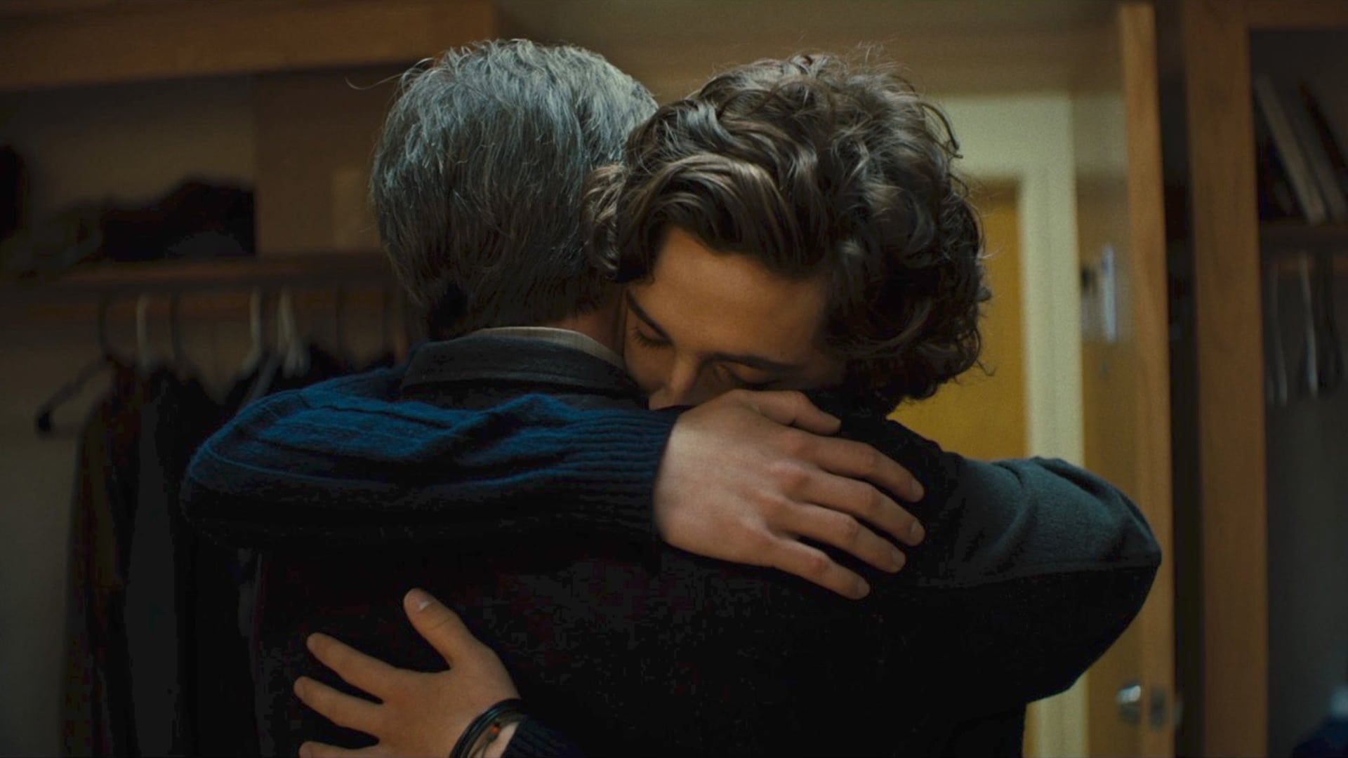 Beautiful Boy: Das Bild zeigt einen Mann und sein Sohn. Beide umarmen sich innig