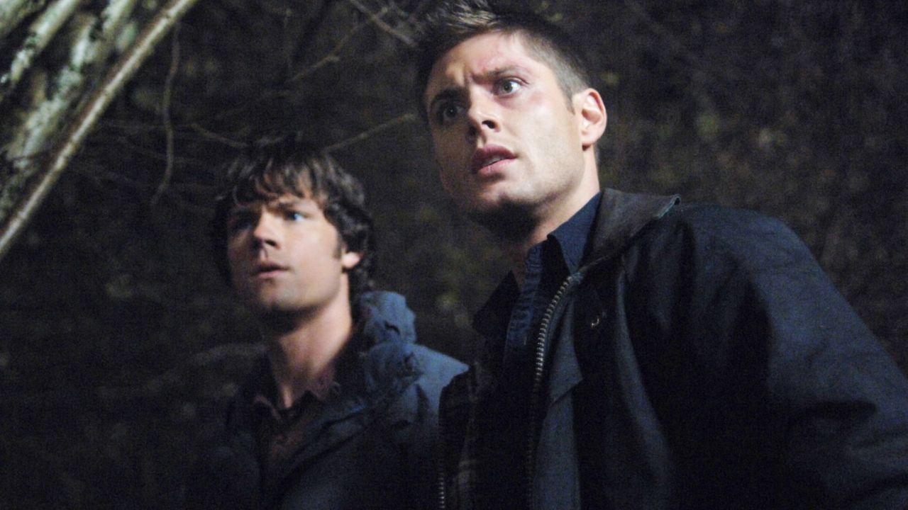 Supernatural Staffel 1: Auf dem Bild sind zwei Männer. Einer davon hat ein blaues Auge. Beide haben das Entsetzen im Gesicht