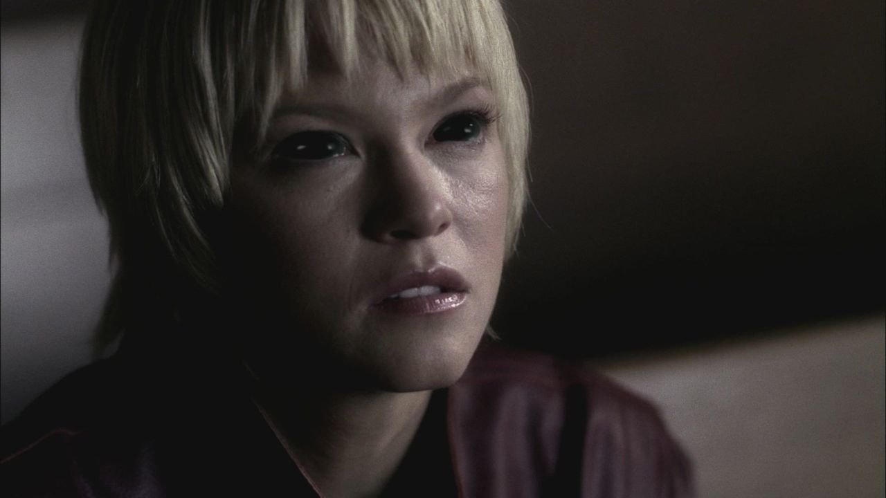Supernatural Staffel 1: Auf dem Bild ist eine blonde Frau in roter Lederjacke. Ihre Augen sind komplett geschwärzt