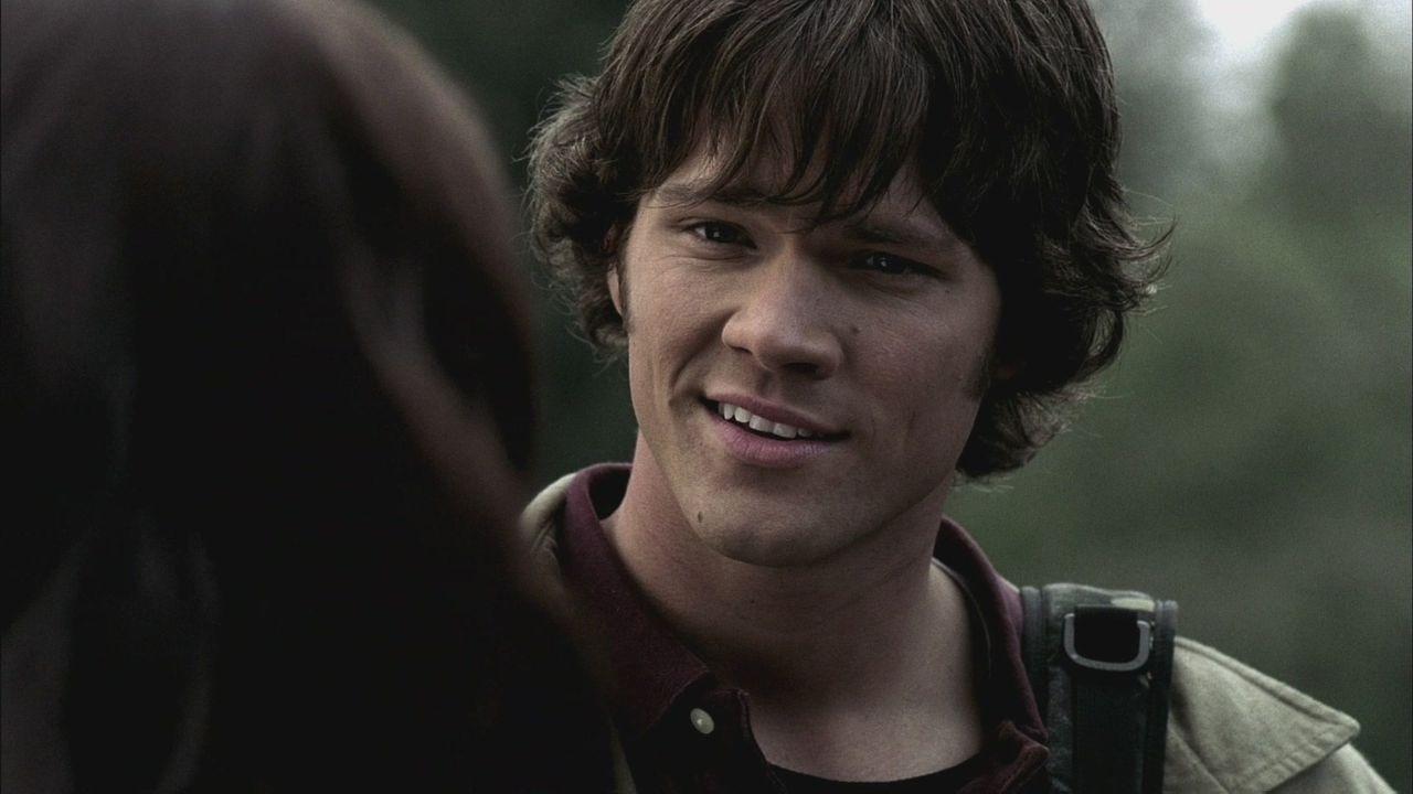 Supernatural Staffel 1: Das Bild zeigt einen jungen Mann, der schräg lächelt