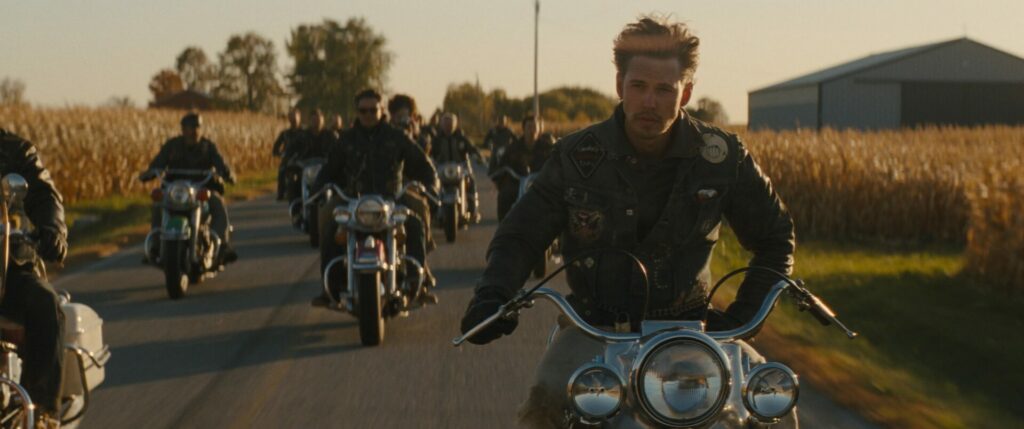 The Bikerriders: Das Bild zeigt Männer auf Motorrädern, die an einem Feld vorbei fahren.