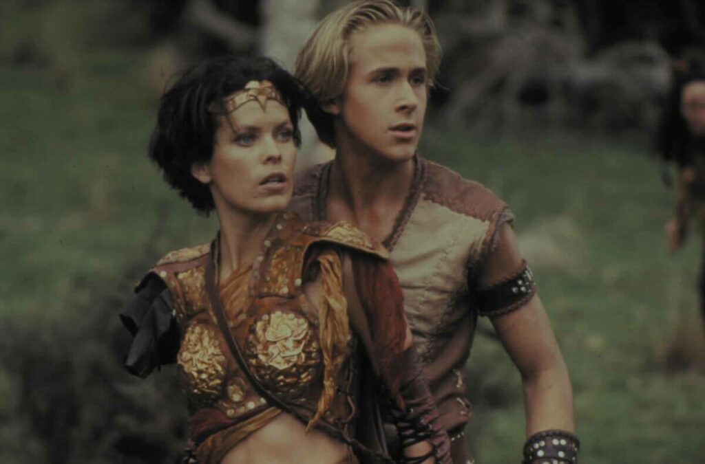 Top 5 Fantasy-Serien: Das Bild zeigt einen jungen Mann und eine junge Frau. Sie trägt ein Diadem auf der Stirn. Die beiden blicken erschrocken in eine Richtung