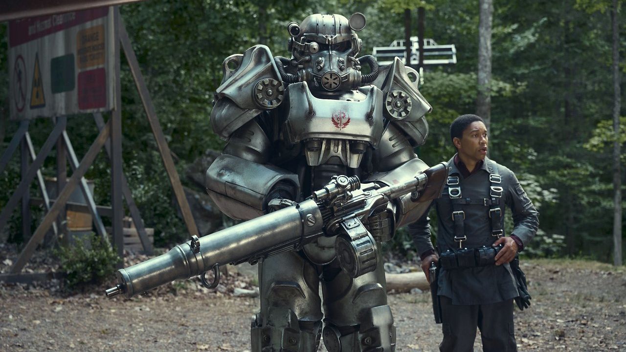 Fallout: Auf dem Bild sind ein riesiger Roboter und ein Mann zu sehen, die nebeneinander stehen