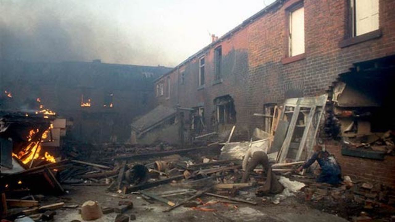 Threads: Das Bild zeigt eine Stadt in Trümmern. Ein paar Menschen suchen etwas zwischen den brennenden und kaputten Teilen