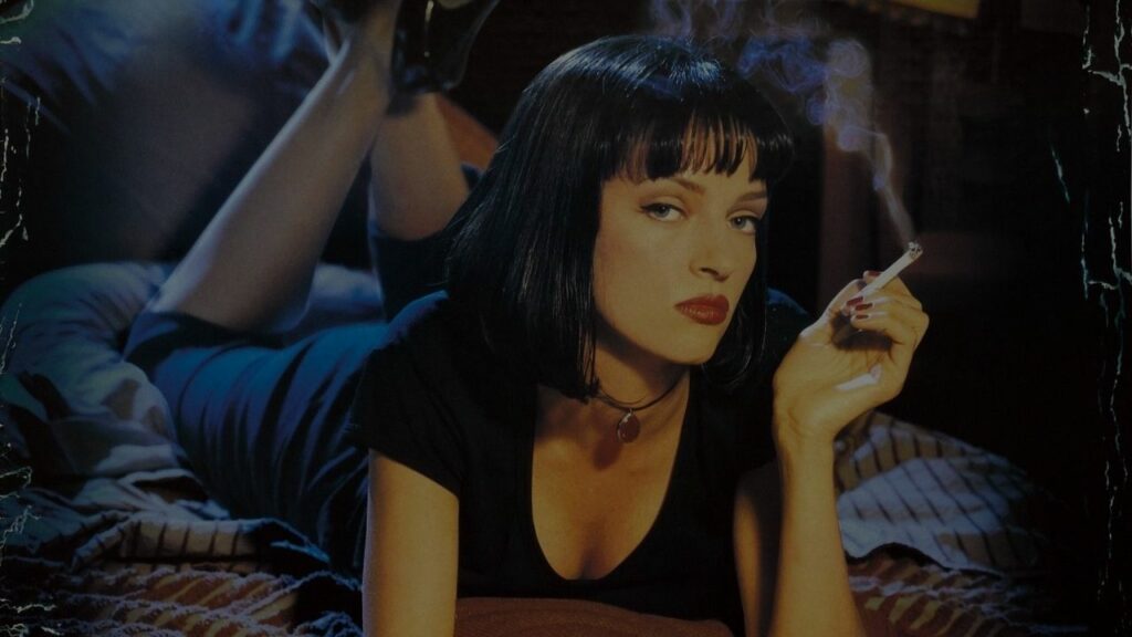 Die 5 besten Werke deiner liebsten regieführenden Person: Auf dem Bild ist eine Frau zu sehen, die auf dem Bauch auf einem Bett liegt und eine Zigarette raucht