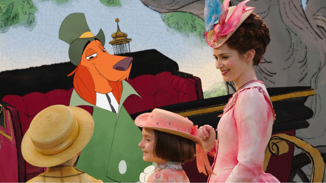 Auf dem Bild ist eine Frau im rosa Kostüm mit Hut zu sehen. Sie lächelt auf zwei Kinder herab, die vor einem Zeichentrickhund stehen
