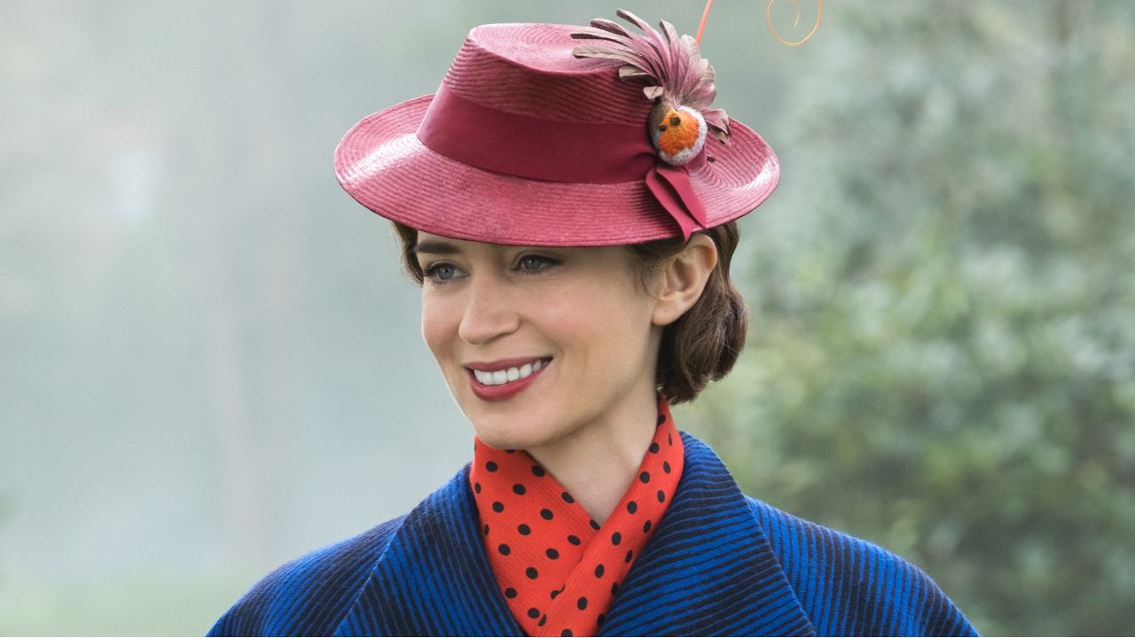 Mary Poppins’ Rückkehr: Auf dem Bild ist eine Frau, mit rotem Hut, die lächelt