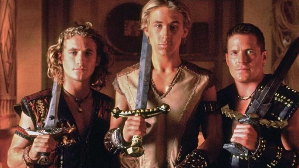 Young Hercules: Auf dem Bild sind drei Männer zu sehen, die jeweils ein Schwert in der Hand halten und an ihre Schultern gelegt haben | Media Monday #739