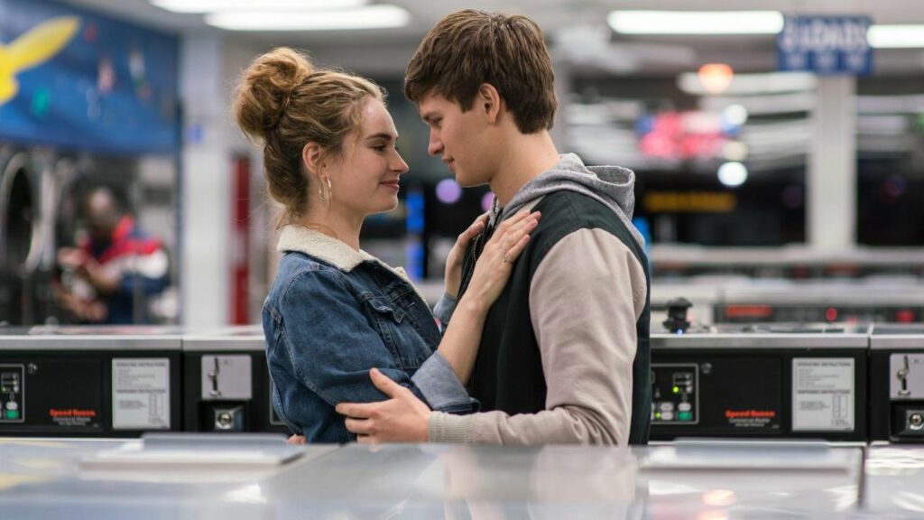 Baby Driver: Auf dem Bild ist eine junge Frau und ein junger Mann, die sich innig betrachten. Sie stehen mitten in einem Waschsalon | Die 5 besten Regieführenden des 21. Jahrhunderts