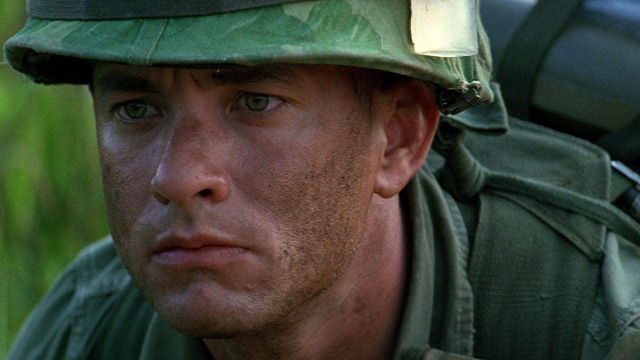 Das Bild zeigt einen Soldaten, der die Augenbrauen zusammen zieht und leicht traurig drein blickt