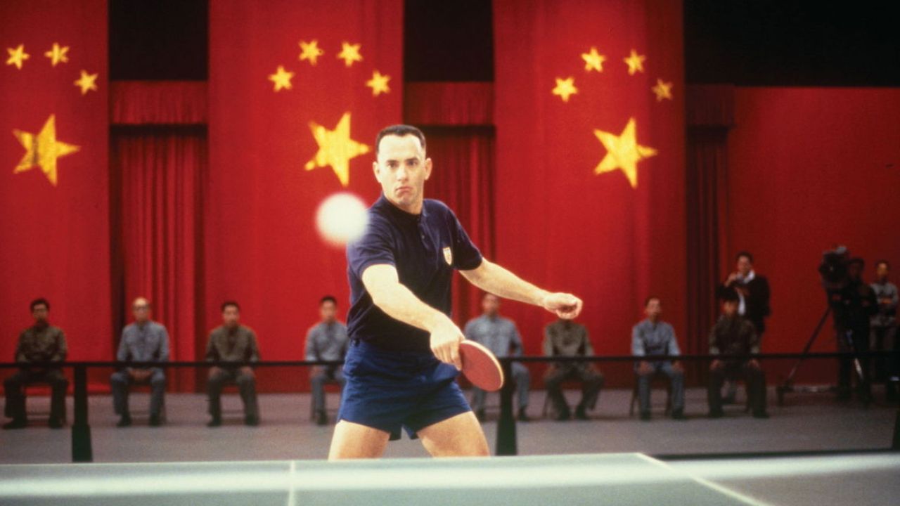 Auf dem Bild ist ein Mann, der Tischtennis spielt und gerade den Ball in Richtung der Kamera spielt