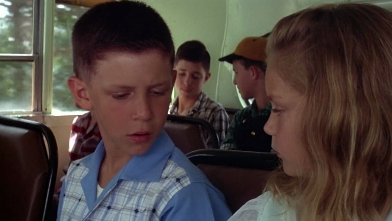 Forrest Gump: Das Bild zeigt Kinder im Bus. Ein Junge und ein Mädchen unterhalten sich | In der heutigen Freitagsfrage setzen wir uns mit der persönlichen Frage: Welcher Film hat dir am meisten über dich selbst beigebracht und was war es? auseinander. 